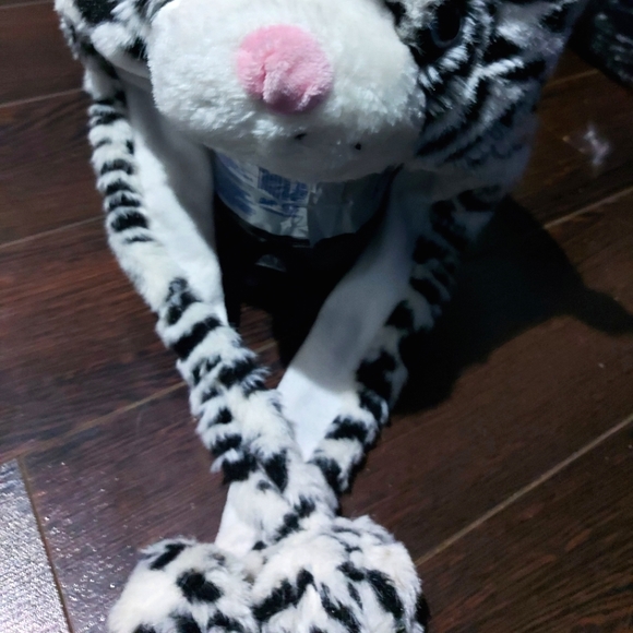 NWOT Fuzzy Winter Hat - Snow leopard - Picture 3 of 3